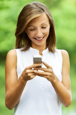 genç kadın cep telefonuna mesaj toplar