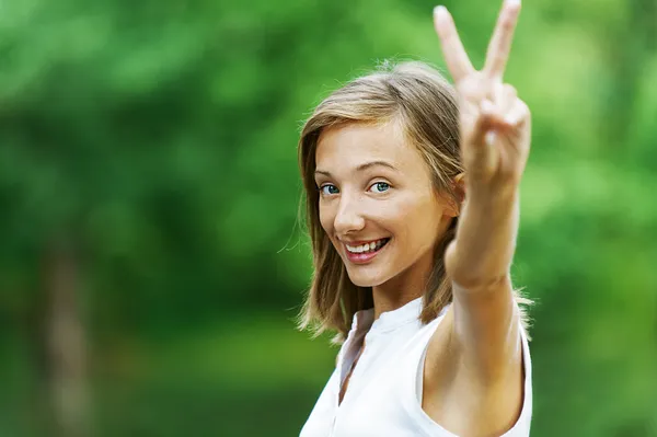 Woman showing gesture that everything is Victory — Stock Photo, Image