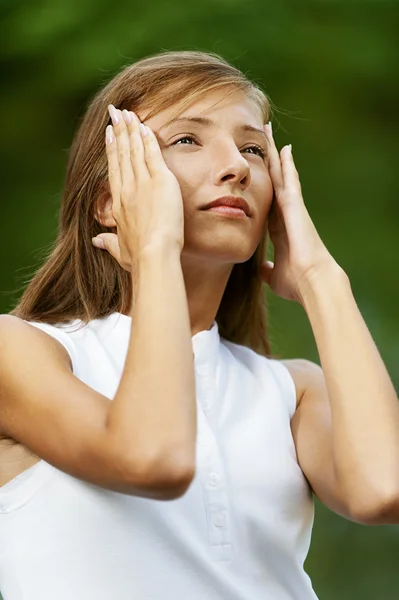 Jovem mulher close-up segurando a cabeça com as mãos — Fotografia de Stock