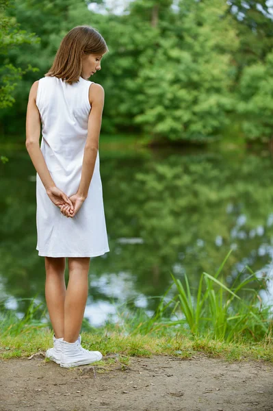 Gölün yanında genç bir kadın — Stok fotoğraf
