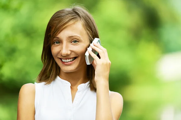 Cep telefonuyla konuşan genç bir kadın. — Stok fotoğraf
