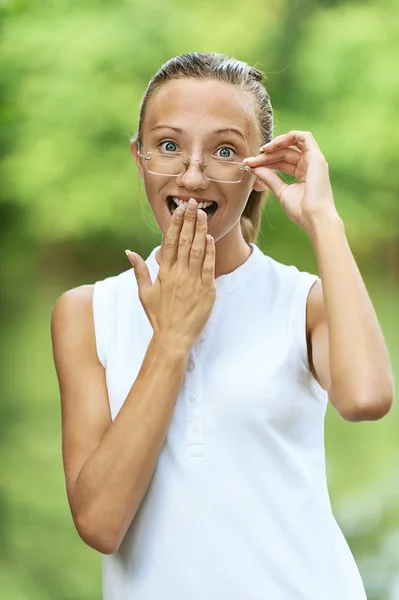 Jonge vrouw is verbaasd met zijn hand die betrekking hebben op mond — Stockfoto