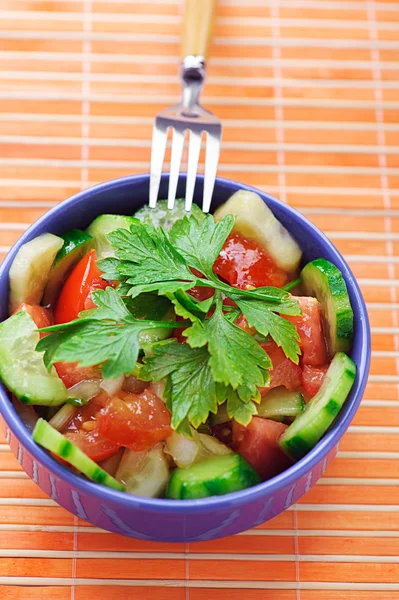 Salada de tomates, pepinos e salsa — Fotografia de Stock