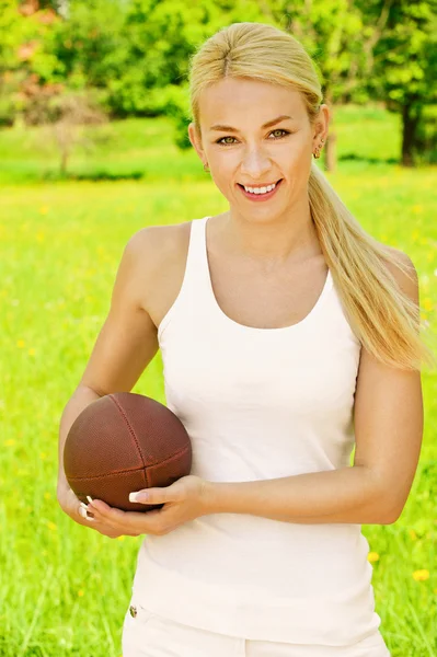 Vackra unga idrottskvinna med rugby boll — Stockfoto