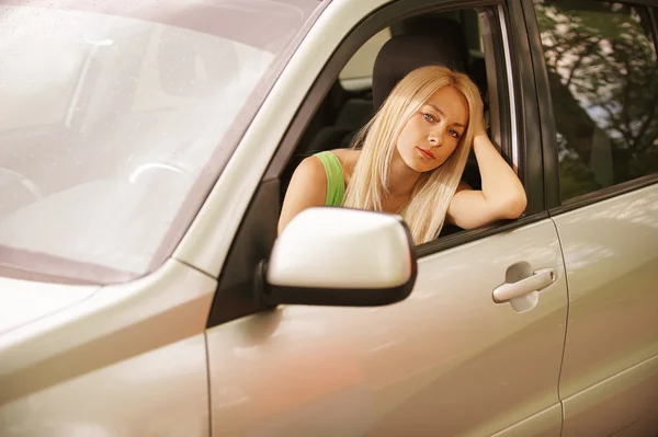 Jonge vrouw in auto — Stockfoto