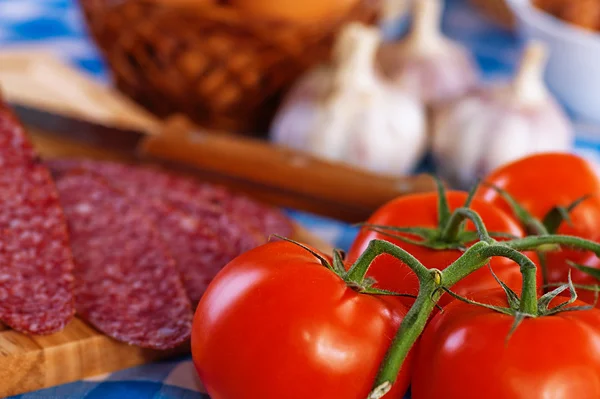 Wurst (Salami), Knoblauch, Tomatenzweig, Eier — Stockfoto