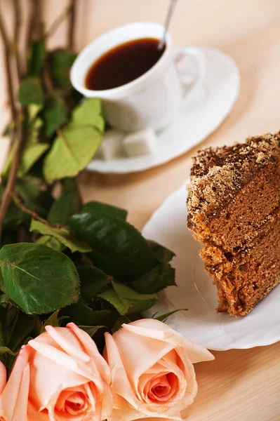 Ramo de rosas, pedazo de pastel de chocolate, una taza de té, café —  Fotos de Stock