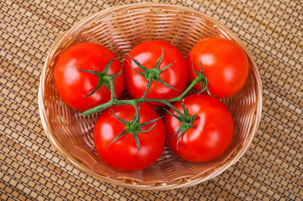 Tomates en rama —  Fotos de Stock