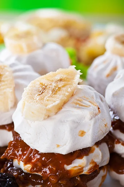 Meringue dessert, marshmallow, slagroom, gecondenseerde melk, ba — Stockfoto