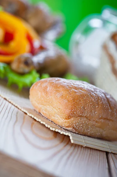 Broodje, gebakken kip drumsticks met groenten — Stockfoto