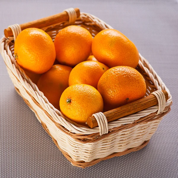 Laranjas (mandarim) em cesta de vime — Fotografia de Stock
