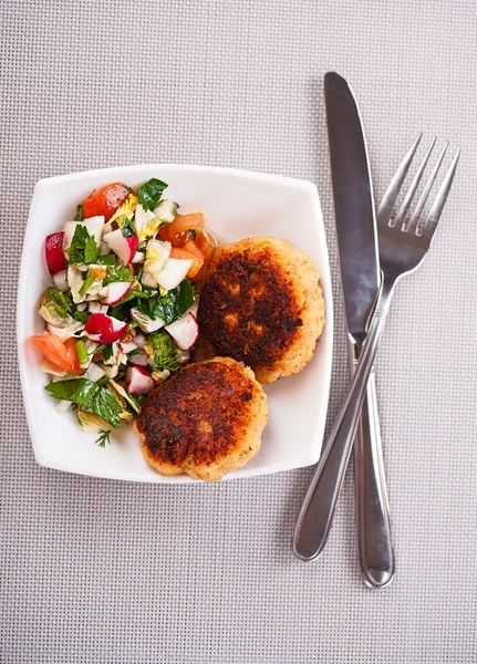 Vegetable salad with meat cutlets — Stock Photo, Image