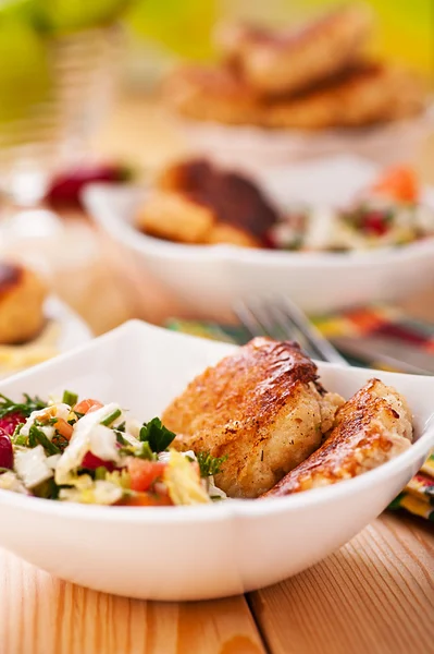 Castron de salată (ridichi, roșii, pătrunjel, ouă), carne katlety — Fotografie, imagine de stoc