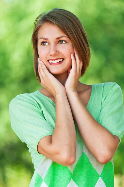 Portret van vrouw hand in hand op wangen — Stockfoto