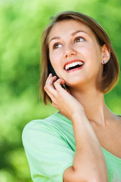 Portrait of woman talking on phone — Stock Photo, Image
