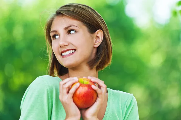 Женщины - вегетарианка с яблоком — стоковое фото