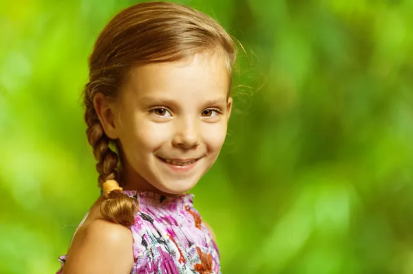 Портрет красивої усміхненої дівчини — стокове фото