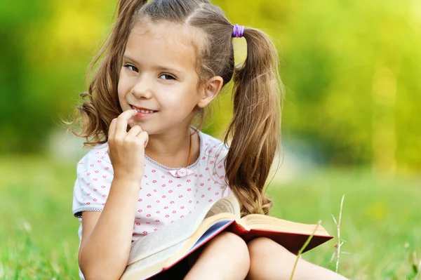 Retrato de menina lendo um livro — Fotografia de Stock
