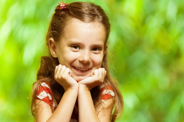 Πορτρέτο των νέων, χαμογελαστό κορίτσι — Φωτογραφία Αρχείου