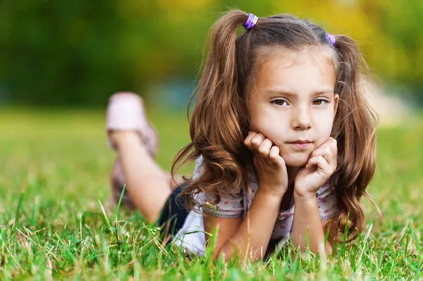 芝生の上はかなり悲しい少女です。 — ストック写真
