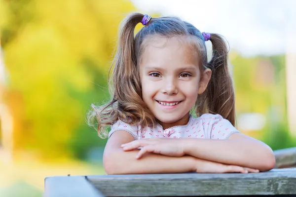 Porträt eines fröhlichen jungen Mädchens — Stockfoto