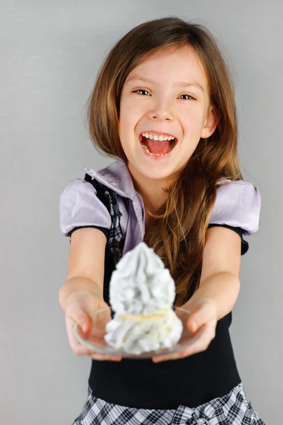 Lány gazdaság tányér desszert — Stock Fotó