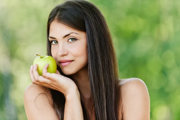 Nackte Frau mit einem Apfel in der Hand — Stockfoto