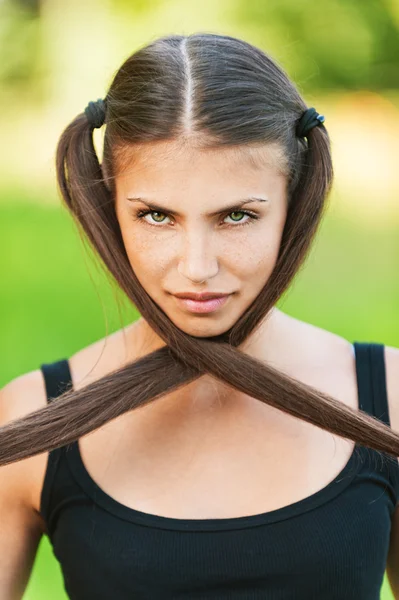 Mladá, dlouhé vlasy-žena — Stock fotografie