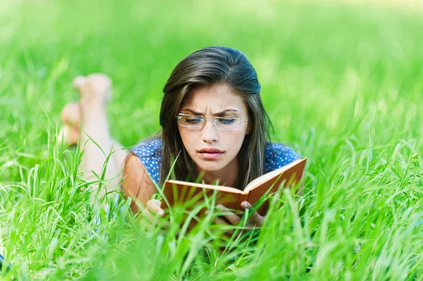 Femme couchée lecture livre — Photo