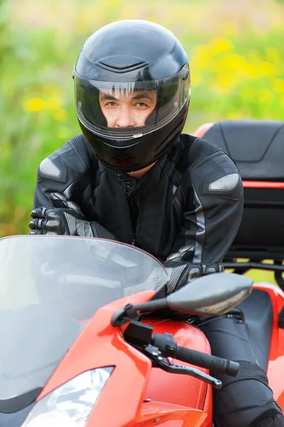 Portret miły młody człowiek siedzący w motocykli — Zdjęcie stockowe
