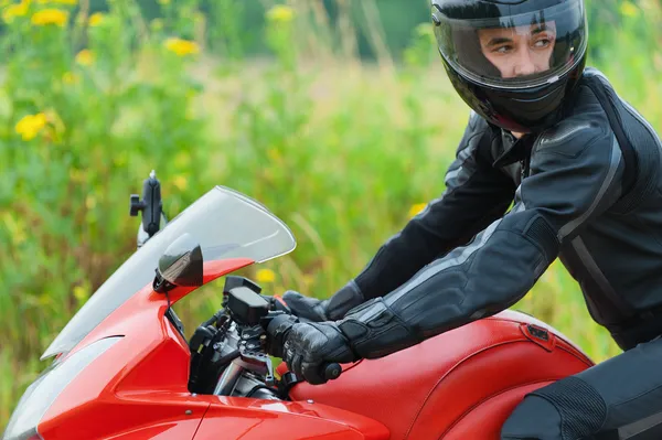 Portrét pohledný muž helma sezení motocyklu — Stock fotografie