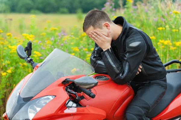 Portret jongeman motorrijder — Stockfoto