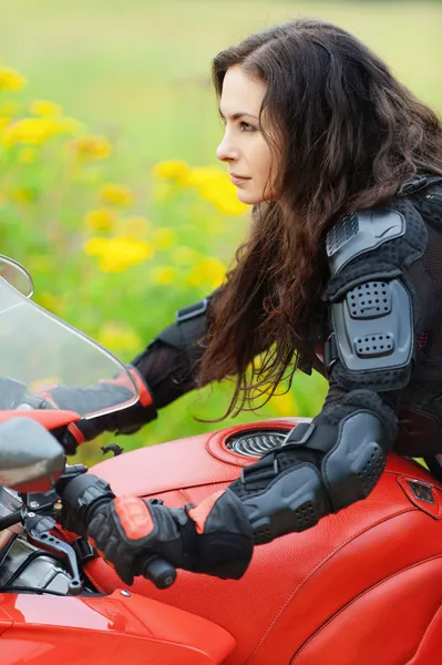 Stående ung charmig kvinna profil motorcykel — Stockfoto