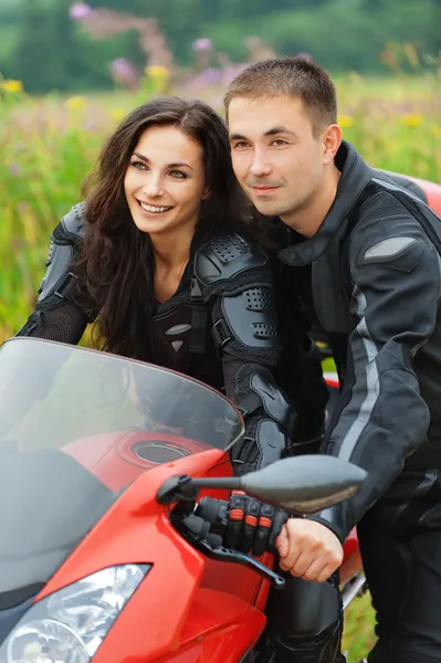 Retrato joven pareja gay hombre mujer sentado motocicleta — Foto de Stock