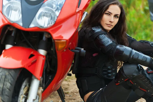 Retrato bela jovem mulher inclinada motocicleta — Fotografia de Stock