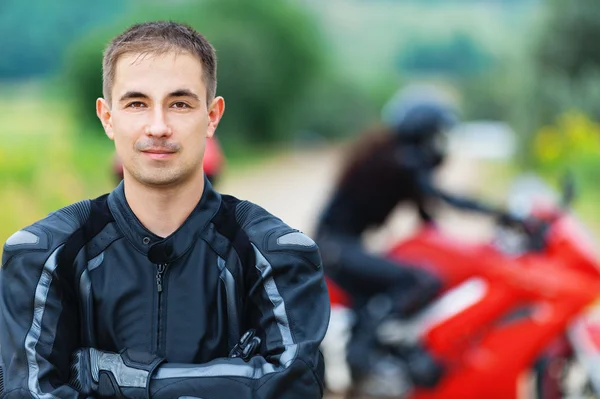 Genç yakışıklı bir adamla motosikletçi — Stok fotoğraf