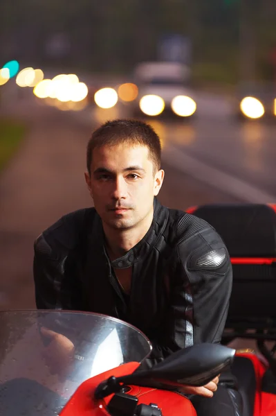 Retrato joven atractivo hombre sentado motociclista —  Fotos de Stock