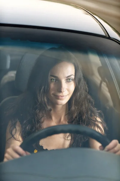 Portret mooie vrouw auto — Stockfoto