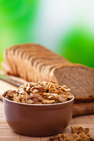 Очищенные грецкие орехи, ржаной хлеб — стоковое фото