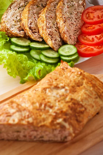 Pão de carne, pepino, alface , — Fotografia de Stock