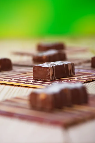 Süßigkeiten schön auf Tisch arrangiert — Stockfoto
