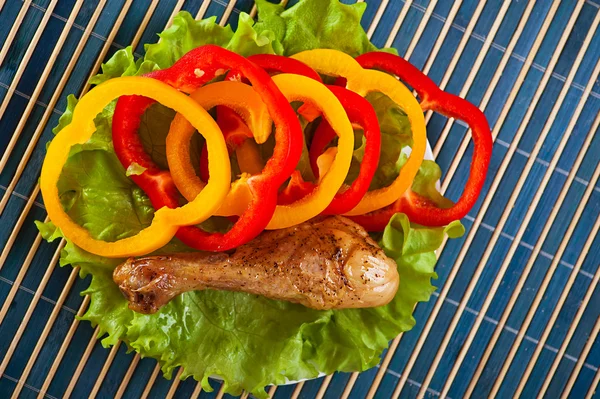 Noga kurczaka z warzywami — Zdjęcie stockowe