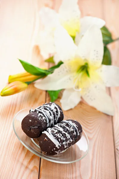 Two chocolate cakes with blooming lilies — Stock Photo, Image