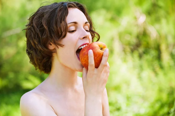 Chica con manzana al aire libre — Foto de Stock