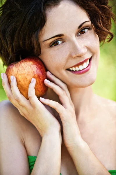 Giovane donna con mela — Foto Stock