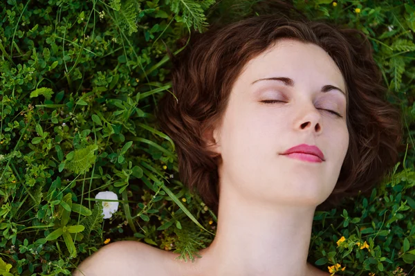 Mujer durmiendo en la hierba —  Fotos de Stock