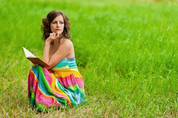 Retrato de mulher bonita segurando livro — Fotografia de Stock