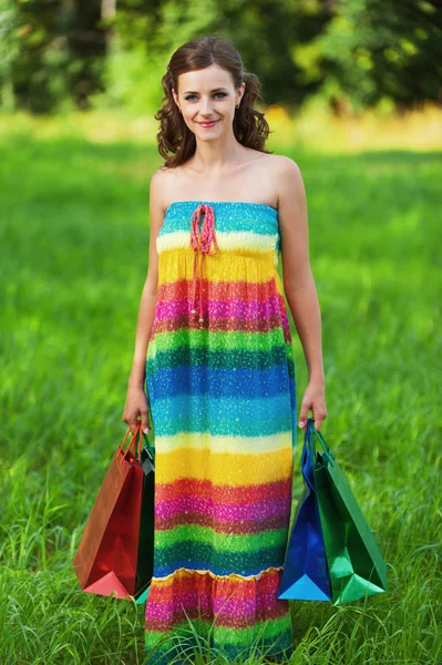 Portre genç ve güzel kadın alışveriş torbaları — Stok fotoğraf
