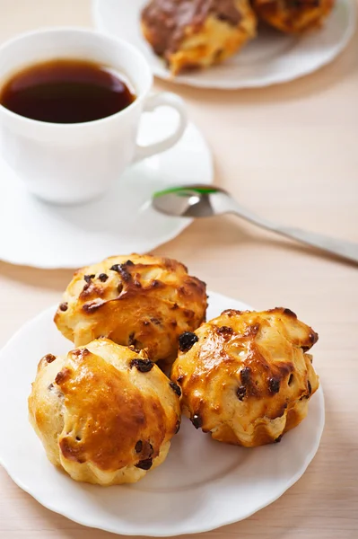 Ontbijt: zwarte thee met gebak — Stockfoto