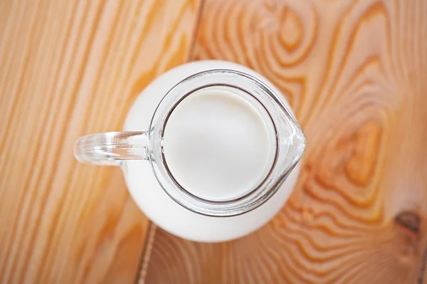 Mjölk i en kruka på bordet — Stockfoto